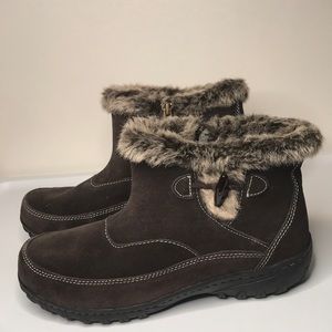 Khombu Gracie Leather & Man made upper with faux fur Lining.